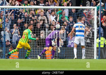 Matheus Pereira punktet beim Freistoß für West Bromwich Albion, um ihre Führung zu verlängern und es 2 - 0 gegen Queens Park Rangers zu schaffen, während des Sky Bet Championship-Spiels zwischen Queens Park Rangers und West Bromwich Albion am Samstag, 28.. September 2019 im Kiyan Prince Foundation Stadium, London. (Foto von John Cripps/MI News/NurPhoto) Stockfoto