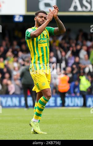 Darnell Furlong von West Bromwich Albion begrüßt die QPR-Fans nach dem Sky Bet Championship-Spiel zwischen den Queens Park Rangers und West Bromwich Albion am Samstag, dem 28.. September 2019, im Kiyan Prince Foundation Stadium, London. (Foto von John Cripps/MI News/NurPhoto) Stockfoto