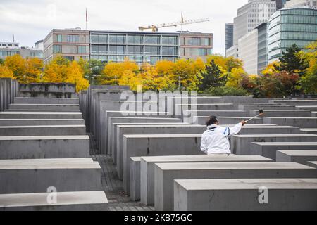 Ein Tourist macht am 25. September 2019 ein Selfie im Denkmal für die ermordeten Juden Europas in Berlin. Das auch als Holocaust-Mahnmal bekannte Denkmal wurde vom Architekten Peter Eisenman und dem Ingenieur Buro Happold entworfen. Es besteht aus 2.711 Betonplatten, die in einem Gittermuster angeordnet sind. (Foto von Beata Zawrzel/NurPhoto) Stockfoto