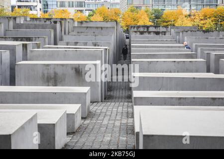 Eine Frau geht am 25. September 2019 in Berlin um das Denkmal für die ermordeten Juden Europas. Das auch als Holocaust-Mahnmal bekannte Denkmal wurde vom Architekten Peter Eisenman und dem Ingenieur Buro Happold entworfen. Es besteht aus 2.711 Betonplatten, die in einem Gittermuster angeordnet sind. (Foto von Beata Zawrzel/NurPhoto) Stockfoto