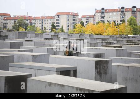 Am 25. September 2019 machen Touristen ein Foto im Inneren der Gedenkstätte für die ermordeten Juden Europas in Berlin. Das auch als Holocaust-Mahnmal bekannte Denkmal wurde vom Architekten Peter Eisenman und dem Ingenieur Buro Happold entworfen. Es besteht aus 2.711 Betonplatten, die in einem Gittermuster angeordnet sind. (Foto von Beata Zawrzel/NurPhoto) Stockfoto