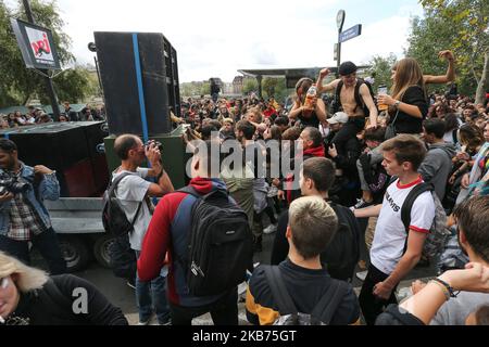 Die Menschen nehmen am 28. September 2019 an der jährlichen Techno Parade 21. in Paris Teil. Die diesjährige Parade war dem Gedenken an Steve Canico gewidmet, einem jungen Techno-Fan, der am 21. Juni 2019 bei einem Inselrauschanfall in Nantes, Westfrankreich, vermisst wurde, der in einer umstrittenen Polizeirazzia endete. (Foto von Michel Stoupak/NurPhoto) Stockfoto