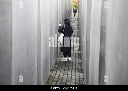 Ein Tourist macht am 25. September 2019 in Berlin ein Foto im Inneren der Gedenkstätte für die ermordeten Juden Europas. Das auch als Holocaust-Mahnmal bekannte Denkmal wurde vom Architekten Peter Eisenman und dem Ingenieur Buro Happold entworfen. Es besteht aus 2.711 Betonplatten, die in einem Gittermuster angeordnet sind. (Foto von Beata Zawrzel/NurPhoto) Stockfoto