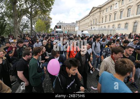 Die Menschen nehmen am 28. September 2019 an der jährlichen Techno Parade 21. in Paris Teil. Die diesjährige Parade war dem Gedenken an Steve Canico gewidmet, einem jungen Techno-Fan, der am 21. Juni 2019 bei einem Inselrauschanfall in Nantes, Westfrankreich, vermisst wurde, der in einer umstrittenen Polizeirazzia endete. (Foto von Michel Stoupak/NurPhoto) Stockfoto