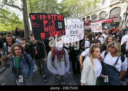 Die Menschen nehmen am 28. September 2019 an der jährlichen Techno Parade 21. in Paris Teil. Die diesjährige Parade war dem Gedenken an Steve Canico gewidmet, einem jungen Techno-Fan, der am 21. Juni 2019 bei einem Inselrauschanfall in Nantes, Westfrankreich, vermisst wurde, der in einer umstrittenen Polizeirazzia endete. (Foto von Michel Stoupak/NurPhoto) Stockfoto