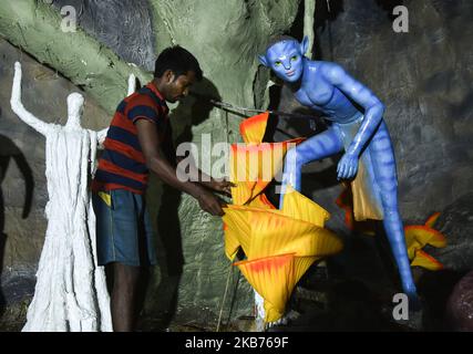 Ein Künstler, der am ‘26. September 2019 in Guwahati, Assam, Indien, mit dem Thema „Avatar“ des Hollywood-Films „Durga Puja Pandal“ beschäftigt ist. (Foto von David Talukdar/NurPhoto) Stockfoto