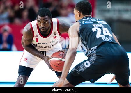 Darius Johnson-Odom von Grissin Bon Reggio Emilia und George King von Dolomiti Energia Trentino während des Italien Lega Basket of Serie Ein Spiel zwischen Grissin Bon Reggio Emilia und Dolomiti Energia Trentino am PalaBigi am 28. September 2019 in Reggio Emilia, Italien. (Foto von Emmanuele Ciancaglini/NurPhoto) Stockfoto