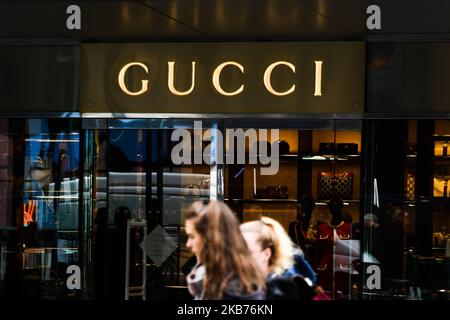 Am 25. September 2019 passieren Menschen das Gucci-Geschäft in Berlin. (Foto von Jakub Porzycki/NurPhoto) Stockfoto