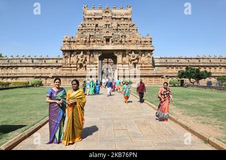 Brihadeeswarar Tempel (auch bekannt als Brihadisvara Tempel, Brihadishvara Tempel, Big Tempel, RajaRajeswara Tempel, Rajarajeswaram und Peruvudayar Tempel) ist ein Hindu-Tempel zu Lord Shiva in Thanjavur, Tamil Nadu, Indien gewidmet. Der Tempel ist einer der größten Tempel in Indien und ist ein Beispiel für dravidische Architektur, die während der Chola-Zeit von Raja Raja Chola I erbaut und 1010 n. Chr. fertiggestellt wurde. Der Tempel ist über 1000 Jahre alt und ist Teil des UNESCO-Weltkulturerbes, bekannt als die "Großen lebenden Chola-Tempel", bestehend aus dem Brihadeeswarar-Tempel, Gangaikonda Cholapuram und Ai Stockfoto