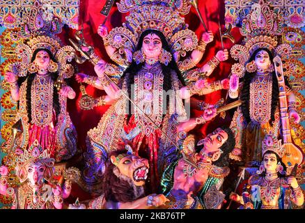 Dekoriertes Idol die Göttin Durga während des Durga Puja Festivals in einem Pandal (temporärer Tempel) in Mississauga, Ontario, Kanada, am 28. September 2019. Hunderte Bengalis (die nun aus Kalkutta, Indien, nach Kanada ausgewandert sind) nahmen an der Feier Teil. Durga Puja ist eines der größten Hindu-Festivals, das die Anbetung der Göttin Durga beinhaltet, die die Macht und den Triumph des Guten über das Böse in der hinduistischen Mythologie symbolisiert. (Foto von Creative Touch Imaging Ltd./NurPhoto) Stockfoto
