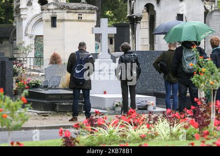 Passanten versammeln sich am 29. September 2019 neben dem Grabstein auf dem Friedhof Montparnasse in Paris, wo der ehemalige französische Präsident Jacques Chirac nach seiner Beerdigung, die für den 30. September geplant ist, neben seiner Tochter Laurence begraben wird. Jacques Chirac starb am 26. September im Alter von 86 Jahren nach einem langen Kampf mit sich verschlechternder Gesundheit, was zu Ehrungen aus dem gesamten politischen Spektrum für einen charismatischen Staatsmann führte, der bekanntermaßen „nicht“ zum Irakkrieg von 2003 sagte. Der Mitte-Rechts-Chirac, der selbst von Feinden als schlauer politischer Kämpfer anerkannt wurde, wurde vor b als Bürgermeister von Paris bekannt Stockfoto