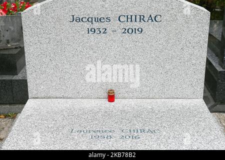 Dieses Foto, das am 27. September 2019 auf dem Friedhof Montparnasse in Paris aufgenommen wurde, zeigt den Grabstein, auf dem der ehemalige französische Präsident Jacques Chirac neben seiner Tochter Laurence nach seiner Beerdigung, die für den 30. September geplant ist, begraben wird. Jacques Chirac starb am 26. September im Alter von 86 Jahren nach einem langen Kampf mit sich verschlechternder Gesundheit, was zu Ehrungen aus dem gesamten politischen Spektrum für einen charismatischen Staatsmann führte, der bekanntermaßen „nicht“ zum Irakkrieg von 2003 sagte. Der Mitte-Rechts-Chirac, der selbst von Feinden als ein schlauer politischer Kämpfer anerkannt wurde, wurde vor Paris als Bürgermeister bekannt Stockfoto