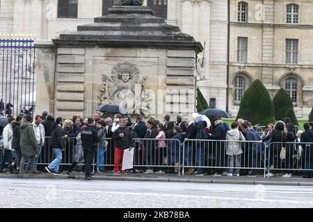 Am 29. September 2019 warten die Menschen auf eine öffentliche Zeremonie zu Ehren des ehemaligen französischen Präsidenten Jacques Chirac vor der Kathedrale Saint-Louis-des-Invalides in Paris. Jacques Chirac starb am 26. September im Alter von 86 Jahren nach einem langen Kampf mit sich verschlechternder Gesundheit, was zu Ehrungen aus dem gesamten politischen Spektrum für einen charismatischen Staatsmann führte, der bekanntermaßen „nicht“ zum Irakkrieg von 2003 sagte. Der Mitte-Rechts-Chirac, der sogar von den Feinden als ein schlauer politischer Kämpfer anerkannt wurde, avancierte als Bürgermeister von Paris, bevor er Premierminister wurde und dann von 1995 bis 2007 als Staatsoberhaupt diente Stockfoto