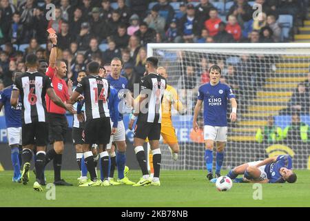 Schiedsrichter Craig Pawson zeigt eine rote Karte und schickt Isaac Hayden (14) aus Newcastle United, nachdem er Dennis Praet (26) aus Leicester City während des Premier League-Spiels zwischen Leicester City und Newcastle United im King Power Stadium, Leicester, am Sonntag, dem 29.. September 2019, beschlagen hat. (Foto von Jon Hobley/MI News/NurPhoto) Stockfoto