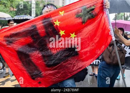 Chinesische Flagge mit Nazi-Symbol steht für „Chinazy“ während eines Protestes am 29. September 2019 zur Unterstützung der Demonstranten in Hongkong in Taiwan. (Foto von Jose Lopes Amaral/NurPhoto) Stockfoto