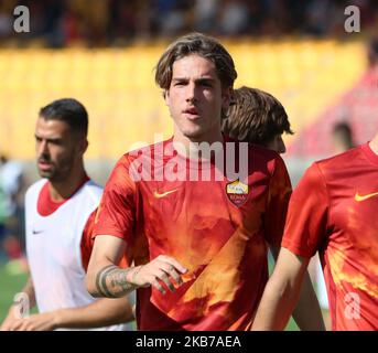 Nicolo Zaniolo von AS Roma erwärmt sich vor dem Serie-A-Spiel zwischen US Lecce und AS Roma im Stadio Via del Mare am 29. September 2019 in Lecce, Italien. (Foto von Gabriele Maricchiolo/NurPhoto) Stockfoto