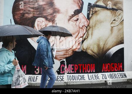 Dmitri Vladimirovich Vrubel zeigt am 25.. September 2019 in der East Side Gallery in Berlin das Gemälde „My God, Help Me to Survive This Deadly Love“ mit küssenden kommunistischen Führern Leonid Breschnev und Erich Honecker. Die East Side Gallery besteht aus 105 Gemälden von Künstlern aus aller Welt, die 1990 auf der Ostseite der Berliner Mauer gemalt wurden. (Foto von Beata Zawrzel/NurPhoto) Stockfoto