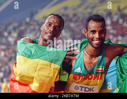 Muktar Edris aus Äthiopien und Telahun Haile Bekele aus Äthiopien, nachdem sie am 30. September 2019 im Khalifa-Stadion in Doha, Katar, bei den IAAF-Leichtathletik-Weltmeisterschaften 17. im 5000-Meter-Lauf für Männer teilgenommen hatten. (Foto von Ulrik Pedersen/NurPhoto) Stockfoto