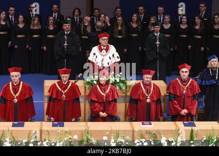 Wojciech Nowak (Zentrum), Rektor der Jagiellonen Universität, und andere Professoren, während der Einweihung des akademischen Jahres 656. 2019/20 im Auditorium Maximum. Am Dienstag, den 1. Oktober 2019, in Krakau, Polen. (Foto von Artur Widak/NurPhoto) Stockfoto