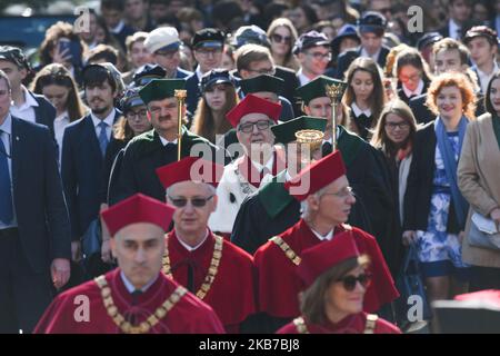 Wojciech Nowak (Zentrum), der Rektor der Jagiellonen Universität, und andere Professoren und neue Studenten während eines traditionellen Eröffnungstages märz vom Collegium Maius zum Auditorium Maximum, während der Eröffnung des akademischen Jahres 656. 2019/20. Am Dienstag, den 1. Oktober 2019, in Krakau, Polen. (Foto von Artur Widak/NurPhoto) Stockfoto