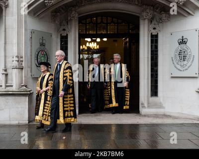 Richter des Obersten Gerichtshofs, darunter Lord Reed (1. rechts), Die im Januar die nächste Präsidentin des Obersten Gerichtshofs und die Präsidentin des Obersten Gerichtshofs Baroness Hale of Richmond (1. links) verlässt das Gerichtsgebäude vor dem jährlichen Gottesdienst zum Beginn des neuen Rechtsjahres in Westminster Abbey am 01. Oktober 2019 in London, England. Heute sind es 10 Jahre seit der Gründung des Obersten Gerichtshofs des Vereinigten Königreichs. (Foto von Wiktor Szymanowicz/NurPhoto) Stockfoto