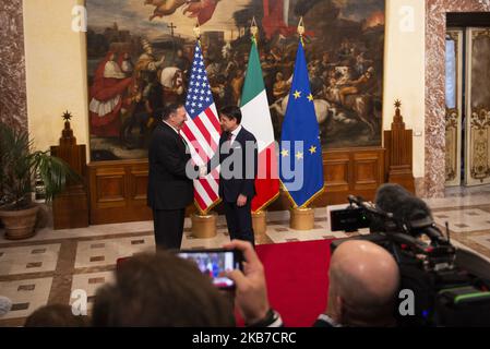 Der italienische Premierminister Giuseppe Conte begrüßt den US-Außenminister Mike Pompeo. 1.. Oktober 2019, Rom, Italien. (Foto von Jacopo Landi/NurPhoto) Stockfoto