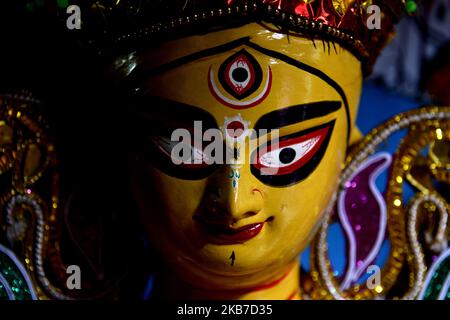 Die Hindu-Göttin Durga Idol zeigt am 01,2019. Oktober im Kunsthandwerksdorf Kumartoli in Kalkutta, Indien, auf und wartet auf Kunden.das fünftägige Fest "Durga Puja" erinnert an die Erschladung des Dämonenkönigs Mahishasura durch die Hindu-Göttin Durga, die den Triumph des Guten über das Böse markiert. (Foto von Debajyoti Chakraborty/NurPhoto) Stockfoto