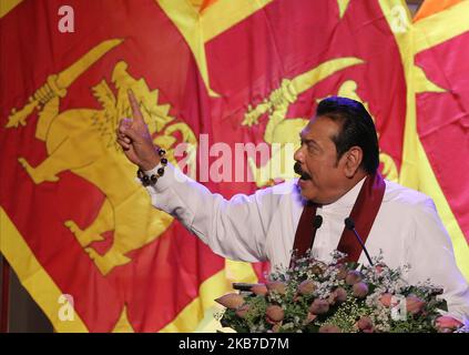 Der Oppositionsführer und ehemalige Präsident von Sri Lanka, Mahinda Rajapaksa, spricht während einer Veranstaltung, um seinen Bruder, den ehemaligen Verteidigungsminister Gotabaya Rajapaksa (unseen), in Colombo, Sri Lanka, als Präsidentschaftskandidatin für die neu gegründete politische Partei, Sri Lanka Podujana Peramuna, bekannt zu geben. 11. August 2019. (Foto von Tharaka Basnayaka/NurPhoto) Stockfoto