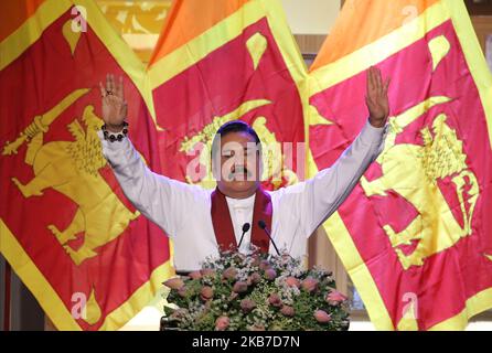 Der Oppositionsführer und ehemalige Präsident von Sri Lanka, Mahinda Rajapaksa, spricht während einer Veranstaltung, um seinen Bruder, den ehemaligen Verteidigungsminister Gotabaya Rajapaksa (unseen), in Colombo, Sri Lanka, als Präsidentschaftskandidatin für die neu gegründete politische Partei, Sri Lanka Podujana Peramuna, bekannt zu geben. 11. August 2019. (Foto von Tharaka Basnayaka/NurPhoto) Stockfoto