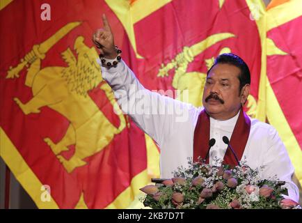 Der Oppositionsführer und ehemalige Präsident von Sri Lanka, Mahinda Rajapaksa, spricht während einer Veranstaltung, um seinen Bruder, den ehemaligen Verteidigungsminister Gotabaya Rajapaksa (unseen), in Colombo, Sri Lanka, als Präsidentschaftskandidatin für die neu gegründete politische Partei, Sri Lanka Podujana Peramuna, bekannt zu geben. 11. August 2019. (Foto von Tharaka Basnayaka/NurPhoto) Stockfoto