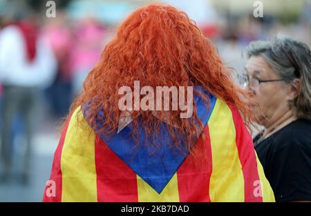 Am 1.. Oktober 2019 nehmen Menschen an der Gedenkdemonstration zum zweiten Jahrestag des Unabhängigkeitsreferendums in Barcelona, Spanien, Teil. (Foto: Joan Valls/Urbanandsport/NurPhoto) Stockfoto