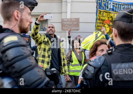 Gelbwesten kamen aus Protest gegen die Abhaltung der Polizeidemonstration am 2. Oktober 2019 in Paris (Frankreich) (Foto: Estelle Ruiz/NurPhoto) Stockfoto