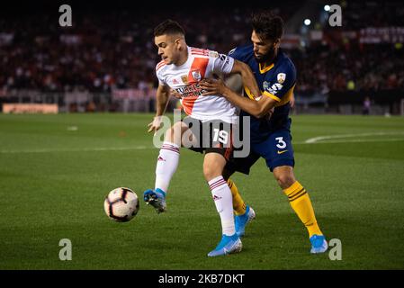 Rafael Santos Borre von River Plate kämpft am 1. Oktober 2019 im Estadio Monumental Antonio Vespucio Liberti in Buenos Aires, Argentinien, im Halbfinale der ersten Etappe zwischen River Plate und Boca Juniors um den Ball Whit Emanuel Mas von Boca Juniors im Rahmen von Copa CONMEBOL Libertadores 2019. (Foto von Manuel Cortina/NurPhoto) Stockfoto