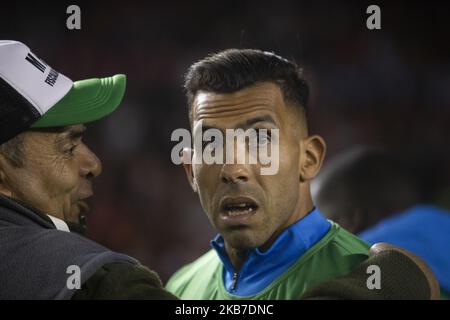 Carlos Tevez von Argentiniens Boca Juniors zeigt, wie er das Feld verlässt, nachdem seine 0-2 gegen die River Plate verloren gegangen ist, während des Halbfinalmatches zwischen River Plate und Boca Juniors im Rahmen von Copa CONMEBOL Libertadores 2019 im Estadio Monumental Antonio Vespucio Liberti am 1. Oktober, 2019 in Buenos Aires, Argentinien. (Foto von Matias Baglietto/NurPhoto) Stockfoto