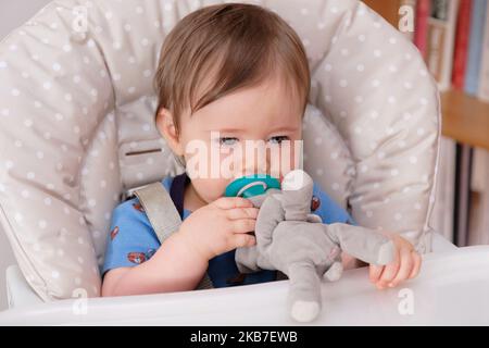 Erste Geburtstagsfeier und zum ersten Mal essen Kuchen für diesen kleinen Jungen Stockfoto