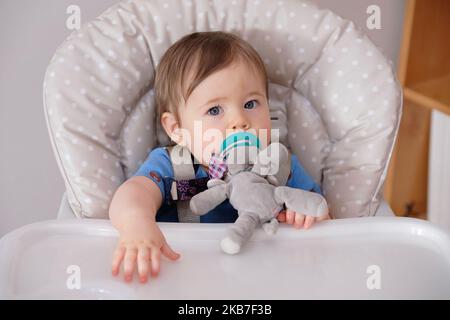 Erste Geburtstagsfeier und zum ersten Mal essen Kuchen für diesen kleinen Jungen Stockfoto