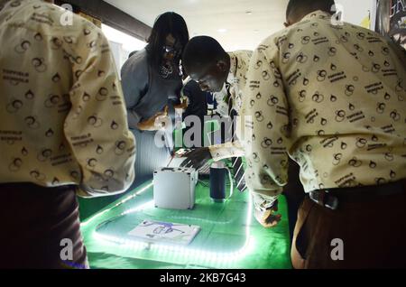 Schüler, die ihre Innovationen am 3.. Oktober 2019 in Lagos den Richtern während der National Company of the Year 2019 Empower nigrische Jugendliche durch Erfindung präsentieren. (Foto von Olukayode Jaiyeola/NurPhoto) Stockfoto