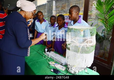 Schüler, die ihre Innovationen am 3.. Oktober 2019 in Lagos den Richtern während der National Company of the Year 2019 Empower nigrische Jugendliche durch Erfindung präsentieren. (Foto von Olukayode Jaiyeola/NurPhoto) Stockfoto