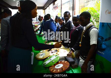 Schüler, die ihre Innovationen am 3.. Oktober 2019 in Lagos den Richtern während der National Company of the Year 2019 Empower nigrische Jugendliche durch Erfindung präsentieren. (Foto von Olukayode Jaiyeola/NurPhoto) Stockfoto