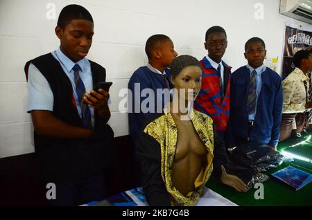 Schüler, die ihre Innovationen am 3.. Oktober 2019 in Lagos den Richtern während der National Company of the Year 2019 Empower nigrische Jugendliche durch Erfindung präsentieren. (Foto von Olukayode Jaiyeola/NurPhoto) Stockfoto