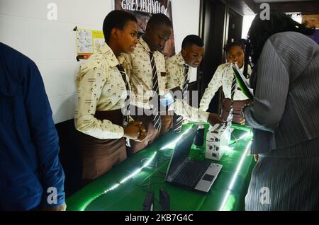 Schüler, die ihre Innovationen am 3.. Oktober 2019 in Lagos den Richtern während der National Company of the Year 2019 Empower nigrische Jugendliche durch Erfindung präsentieren. (Foto von Olukayode Jaiyeola/NurPhoto) Stockfoto