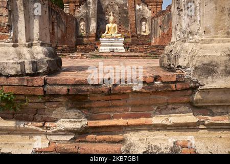 Der Principal Stupa and Buddha Images Schrein im Wat Cherng Tha Ayutthaya Thailand Stockfoto