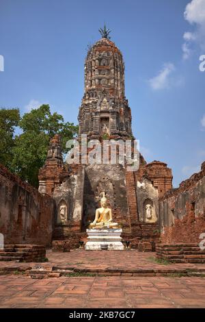 Der Principal Stupa and Buddha Images Schrein im Wat Cherng Tha Ayutthaya Thailand Stockfoto