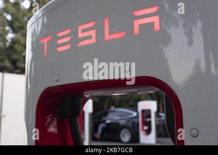 Das Tesla-Logo ist am 3. Oktober 2019 auf einer Ladestation in Mountain View, Kalifornien, USA, zu sehen. Die Aktien von Telsa Inc. Sind am Donnerstag um mehr als 4 Prozent gesunken, nachdem die Auslieferungen für das 3.. Quartal schwächer als erwartet waren. (Foto von Yichuan Cao/NurPhoto) Stockfoto