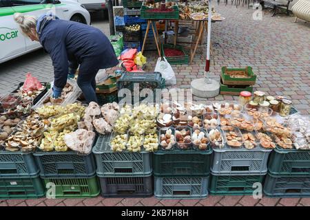 Der Verkauf von Pilzen mit Penny Buns (Boletus edulis), Parasolpilzen (Macrolepiota procera), Lorbeer (Imleria badia), Lactarius deliciosus (Safranmilchmütze und Rotkieferpilz) und anderen Pilzen ist am 4. Oktober 2019 auf dem Grünen Markt in Sopot, Polen, zu sehen. Das günstige Wetter sorgte für günstige Bedingungen für das Wachstum einer großen Anzahl von essbaren Pilzen (Foto: Michal Fludra/NurPhoto) Stockfoto