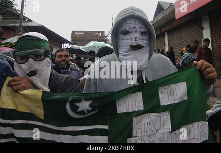 Ein maskierter Kaschmiri-Protestler schaut während eines Pro-Freiheit-Protests in Srinagar, Kaschmir, am 04. Oktober 2019 zu. Die Stilllegung im Kaschmir-Tal wird am 61.. Tag fortgesetzt, nachdem Indien Artikel 370 seiner Verfassung widerrufen hat, der Kaschmir Autonomie gewährte. (Foto von Faisal Khan/NurPhoto) Stockfoto