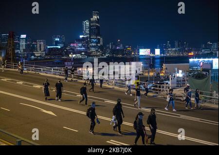 Demonstranten werden in Hongkong auf einer Straße gesehen am 4. Oktober 2019 rief Hongkong zum ersten Mal seit mehr als einem halben Jahrhundert Nothilfebefugnisse auf, um nach monatelangen Unruhen Gesichtsmasken für Demonstranten zu verbieten. Die Demonstranten wurden aufgefordert, Straßen in der Innenstadt zu besetzen und den U-Bahnbetreiber dazu zu zwingen, alle Dienste am späten Freitag stillzulegen. (Foto von Vernon Yuen/NurPhoto) Stockfoto