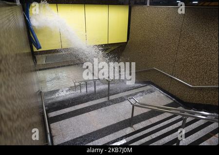 Wasser wird während einer MTR-Station in Hongkong gesehen am 4. Oktober 2019 rief Hongkong zum ersten Mal seit mehr als einem halben Jahrhundert Nothilfebefugnisse auf, um nach monatelangen Unruhen Gesichtsmasken für Demonstranten zu verbieten. Die Demonstranten wurden aufgefordert, Straßen in der Innenstadt zu besetzen und den U-Bahnbetreiber dazu zu zwingen, alle Dienste am späten Freitag stillzulegen. (Foto von Vernon Yuen/NurPhoto) Stockfoto