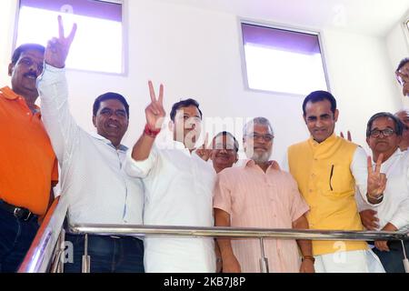 Rajasthan Lok Sabha Sprecher CP Joshi, Kongressleiter Vaibhav Ghelot zusammen mit anderen Mitgliedern posieren für Foto nach der Wahl zum neuen Präsidenten der Rajasthan Cricket Association, in Jaipur, Rajasthan, Indien, 04,2019. Oktober. (Foto von Vishal Bhatnagar/NurPhoto) (Foto von Vishal Bhatnagar/NurPhoto) Stockfoto