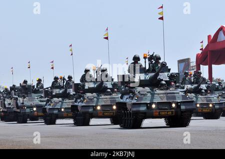 Soldaten der Nationalen Streitkräfte Indonesiens (TNI) bestiegen während der Festumzug 74. auf dem Luftwaffenstützpunkt Halim Perdanakusuma, Jakarta, Oktober 5,2019, Kampffahrzeuge. TNI zeigt verschiedene Arten von Ausrüstung des Hauptverteidigungssystems, wie Panzer und andere. (Foto von Dasril Roszandi/NurPhoto) Stockfoto